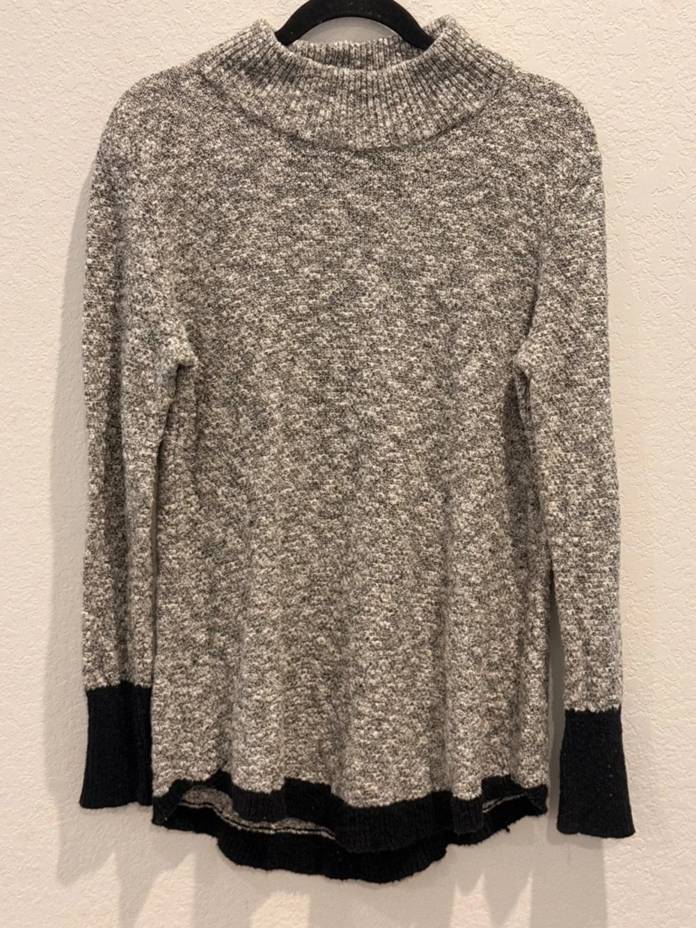 L.L.‎ Bean BeanSignature Marled Gray and Black Crew Sweater